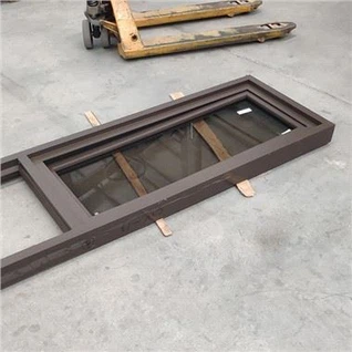 गहरे भूरे रंग की एल्यूमिनियम खिड़कियाँ