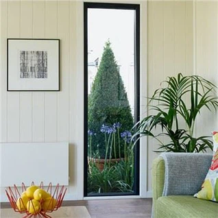 लंबी पतली खिड़कियाँ